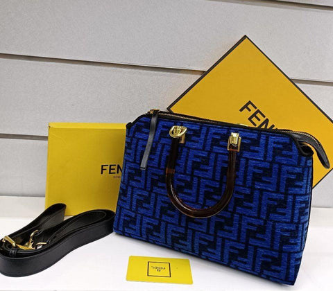 Mini By The Way
Petit sac Boston en tissu FF bleu - Luxoria® | Boutique de mode en Ligne 