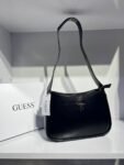 Sac Guess porté épaule en cuir
