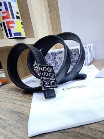 Ceinture Dior en Cuir Noir – Boucle Argentée Élégante