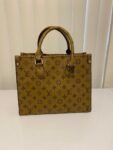 Sac Louis Vuitton en cuir beige Monogram